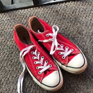 Men’s 5, Women’s 7 red converse